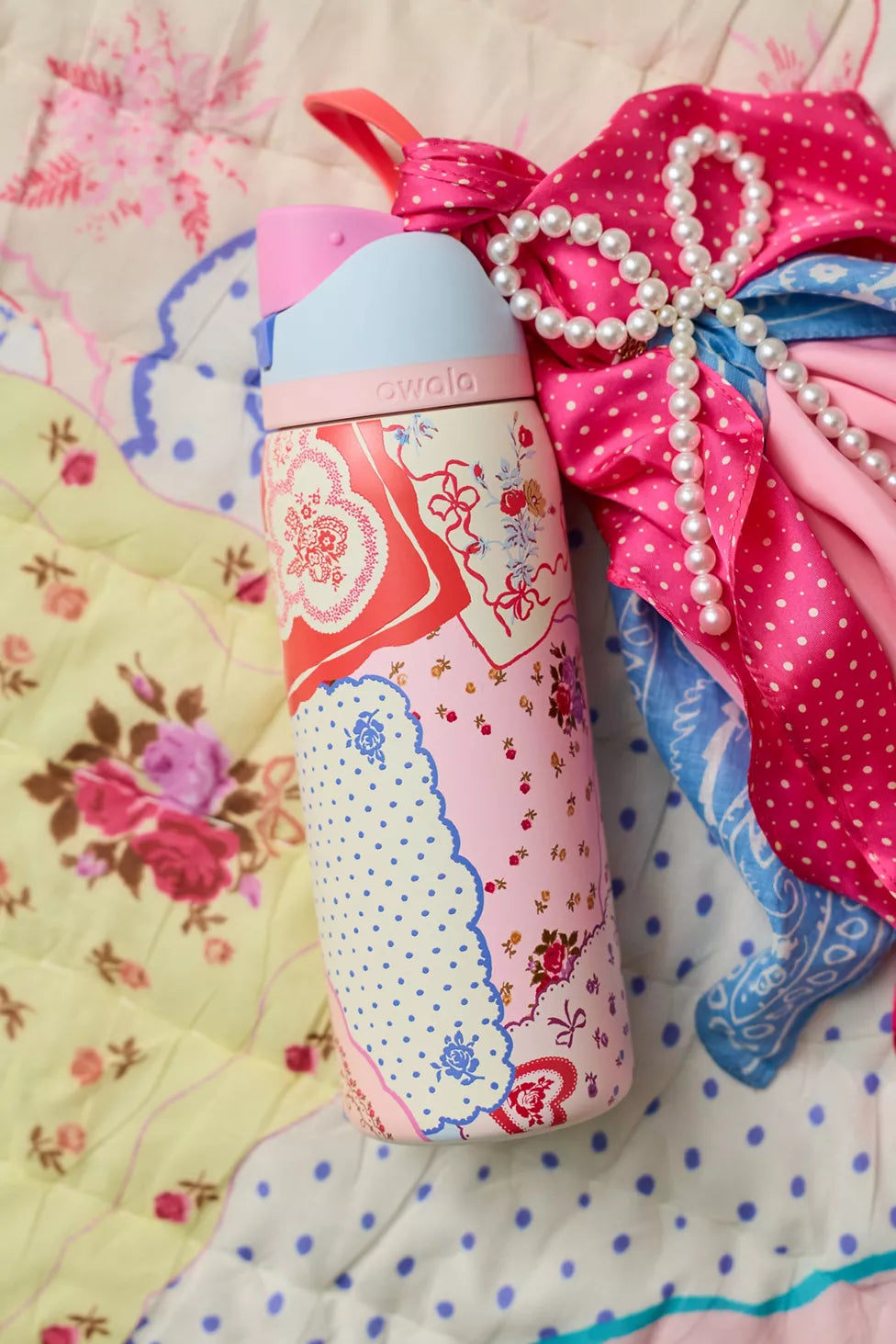 Owala UO Exclusive Hankies Print FreeSip 32 oz Water Bottle NudeFace Chile