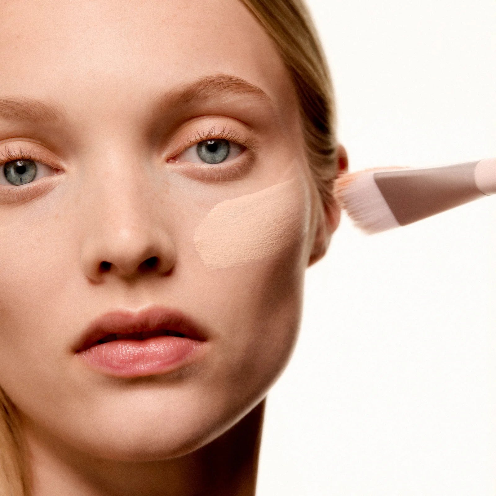 skin tint brush NudeFace Chile