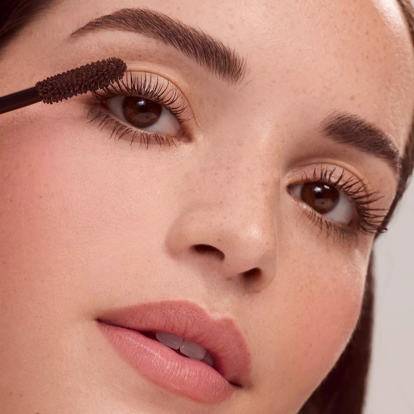 Perfect Strokes Universal Volumizing Mascara Brown